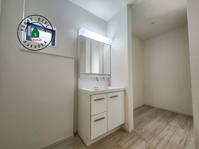 糟屋郡須恵町上須恵第7-2棟（2号棟）　の独立洗面台|毎日使うものだから清潔な空間を保ちたい水回り。洗面にはそんな願いを解消させてくれる収納アイデアが満載です。三面鏡の裏側にはキャビネットが現れ小物から背の高い物まで収納できます。