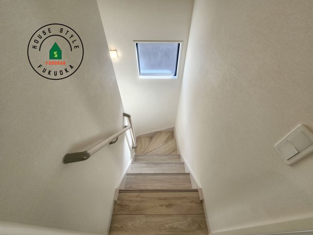 糟屋郡須恵町上須恵第7-2棟（2号棟）　の内装|＜手すり付階段＞手すりがないと階段の昇り降りで危険なことはもちろん、壁に手をつきながら歩くことで壁紙が汚れやすくなります。すべての方に快適に昇り降りしていただくため、手すりを設置しました。