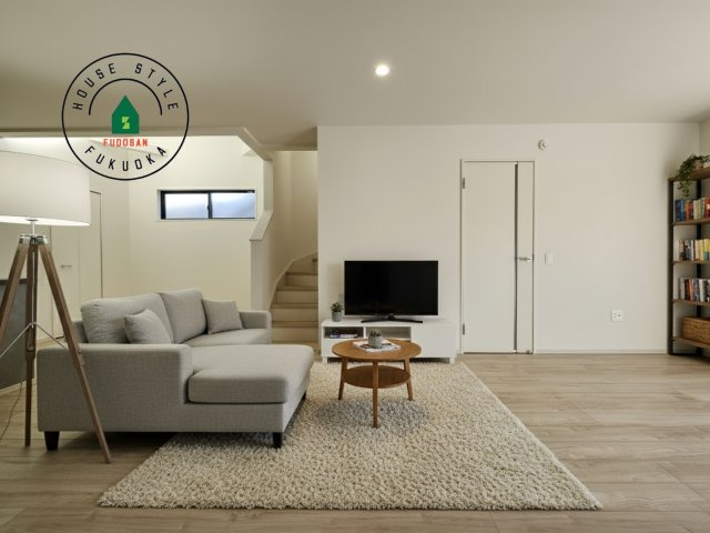 糟屋郡須恵町上須恵第7-2棟（2号棟）　の居間・リビング|キッチンからリビングをしっかり確認できます。家族の笑顔があふれる空間になりそうですね。※家具はCGを合成したものです。