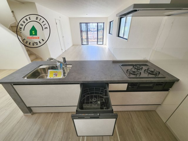 糟屋郡須恵町上須恵第7-2棟（2号棟）　のキッチン|ご家族を近くに感じられる対面キッチンのLDK。会話もはずみそうですね。