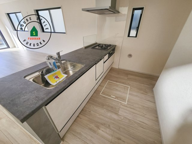 糟屋郡須恵町上須恵第7-2棟（2号棟）　のキッチン|ダイニングテーブルへの配膳がラクラク、お料理はかどるカウンター付きシステムキッチン！