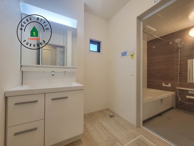 福岡市早良区野芥6丁目第6-1棟（1号棟）　の脱衣所|ゆとりの洗面スペースで朝の身支度もスムーズに。暮らしを快適に変えるシャワー付洗面台です！