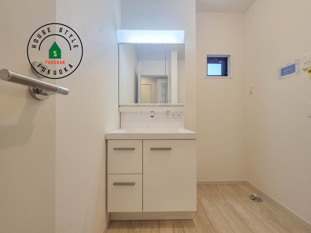 福岡市早良区野芥6丁目第6-1棟（1号棟）　の独立洗面台|毎日使うものだから清潔な空間を保ちたい水回り。洗面にはそんな願いを解消させてくれる収納アイデアが満載です。三面鏡の裏側にはキャビネットが現れ小物から背の高い物まで収納できます。