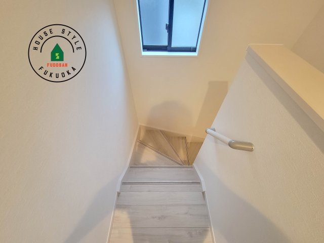 福岡市早良区野芥6丁目第6-1棟（1号棟）　の内装|＜手すり付階段＞手すりがないと階段の昇り降りで危険なことはもちろん、壁に手をつきながら歩くことで壁紙が汚れやすくなります。すべての方に快適に昇り降りしていただくため、手すりを設置しました。