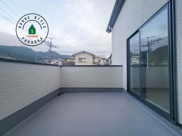 福岡市早良区野芥6丁目第6-1棟（1号棟）　のバルコニー|風をしっかりと感じられるバルコニーでは、毎日が洗濯日和です。広々としているので洗濯も楽しくなるでしょうし、気分転換にバルコニーからの眺めを楽しむのもいいでしょう。