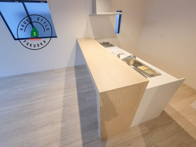 福岡市早良区野芥6丁目第6-1棟（1号棟）　のダイニング|キッチンから立ち込める香りが今日の料理を期待させます。