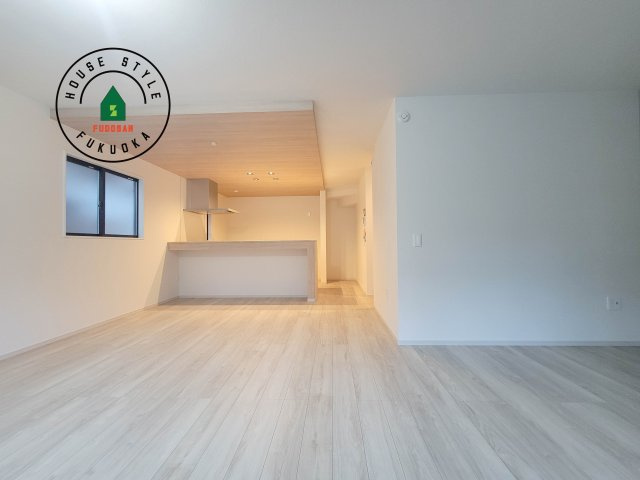 福岡市早良区野芥6丁目第6-1棟（1号棟）　の居間・リビング|キッチンからリビングをしっかり確認できます。家族の笑顔があふれる空間になりそうですね。※家具はCGを合成したものです。