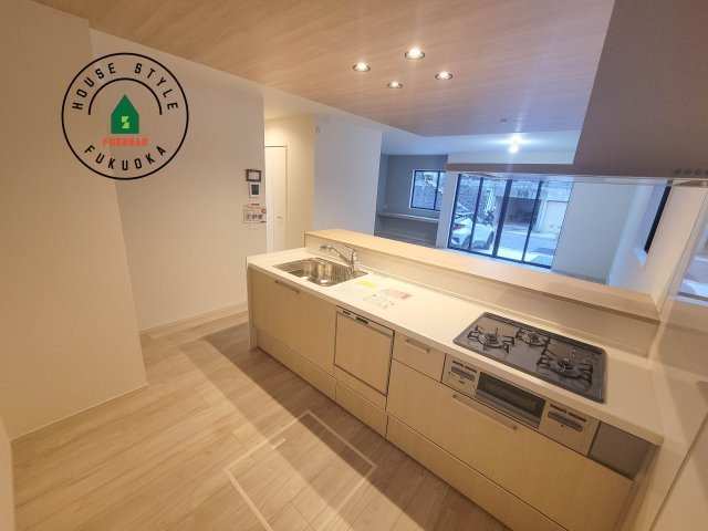 福岡市早良区野芥6丁目第6-1棟（1号棟）　のキッチン|ダイニングテーブルへの配膳がラクラク、お料理はかどるカウンター付きシステムキッチン！