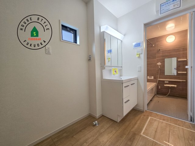 福岡市東区香住ヶ丘5丁目第1-1棟（1号棟）　の脱衣所|ゆとりの洗面スペースで朝の身支度もスムーズに。暮らしを快適に変えるシャワー付洗面台です！