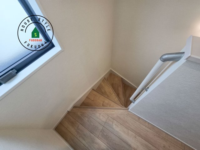 福岡市東区香住ヶ丘5丁目第1-1棟（1号棟）　の内装|＜手すり付階段＞手すりがないと階段の昇り降りで危険なことはもちろん、壁に手をつきながら歩くことで壁紙が汚れやすくなります。すべての方に快適に昇り降りしていただくため、手すりを設置しました。