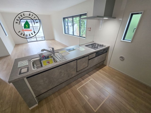 福岡市東区香住ヶ丘5丁目第1-1棟（1号棟）　のキッチン|ダイニングテーブルへの配膳がラクラク、お料理はかどるカウンター付きシステムキッチン！