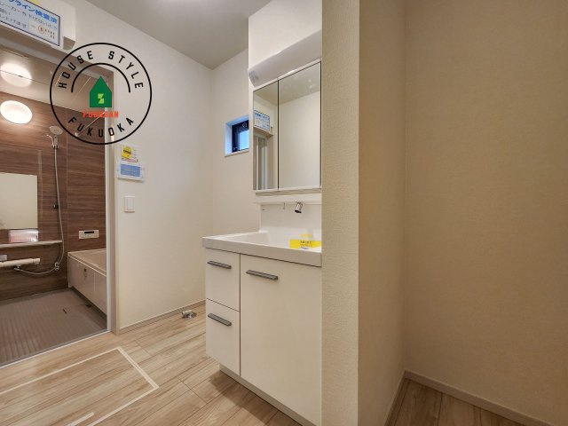 福岡市東区松香台1丁目第2-3棟（3号棟）　の脱衣所|ゆとりの洗面スペースで朝の身支度もスムーズに。暮らしを快適に変えるシャワー付洗面台です！