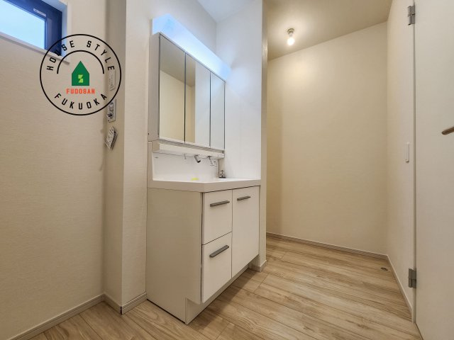 福岡市東区松香台1丁目第2-3棟（3号棟）　の独立洗面台|毎日使うものだから清潔な空間を保ちたい水回り。洗面にはそんな願いを解消させてくれる収納アイデアが満載です。三面鏡の裏側にはキャビネットが現れ小物から背の高い物まで収納できます。