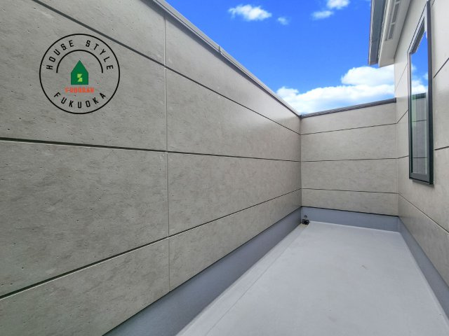 福岡市東区松香台1丁目第2-3棟（3号棟）　のバルコニー|風をしっかりと感じられるバルコニーでは、毎日が洗濯日和です。広々としているので洗濯も楽しくなるでしょうし、気分転換にバルコニーからの眺めを楽しむのもいいでしょう。