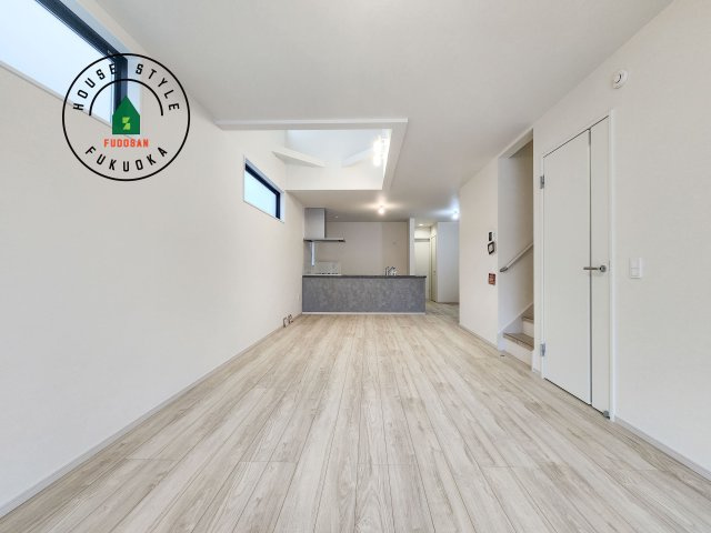 福岡市東区松香台1丁目第2-3棟（3号棟）　の居間・リビング|キッチンからリビングをしっかり確認できます。家族の笑顔があふれる空間になりそうですね。※家具はCGを合成したものです。