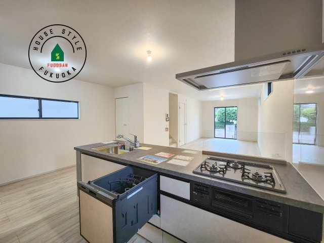 福岡市東区松香台1丁目第2-3棟（3号棟）　のキッチン|ご家族を近くに感じられる対面キッチンのLDK。会話もはずみそうですね。