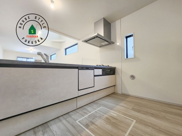 福岡市東区松香台1丁目第2-3棟（3号棟）　のキッチン|ダイニングテーブルへの配膳がラクラク、お料理はかどるカウンター付きシステムキッチン！