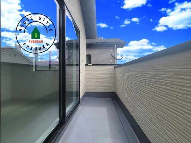 糟屋郡須恵町大字旅石第5-２棟（1号棟）　のバルコニー|風をしっかりと感じられるバルコニーでは、毎日が洗濯日和です。広々としているので洗濯も楽しくなるでしょうし、気分転換にバルコニーからの眺めを楽しむのもいいでしょう。