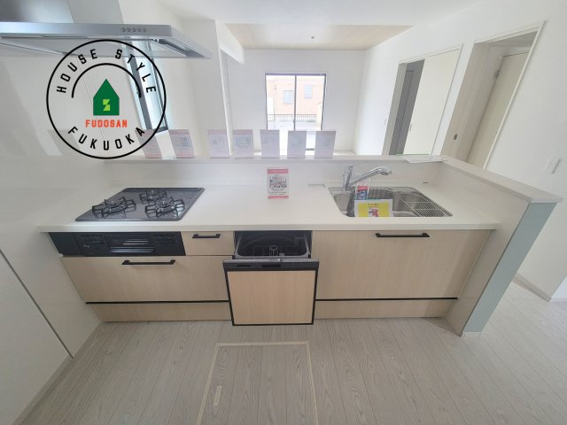 糟屋郡須恵町大字旅石第5-２棟（1号棟）　のキッチン|ご家族を近くに感じられる対面キッチンのLDK。会話もはずみそうですね。