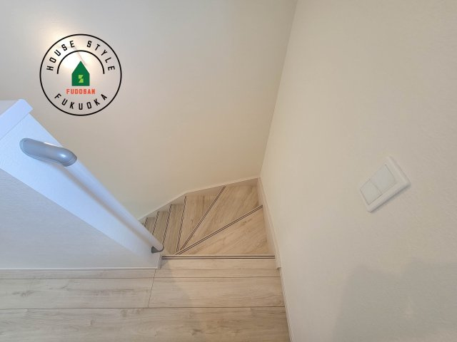 福岡市南区老司5丁目第5-1棟（1号棟）　の内装|＜手すり付階段＞手すりがないと階段の昇り降りで危険なことはもちろん、壁に手をつきながら歩くことで壁紙が汚れやすくなります。すべての方に快適に昇り降りしていただくため、手すりを設置しました。