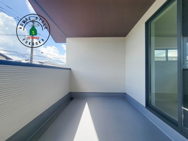 福岡市南区老司5丁目第5-1棟（1号棟）　のバルコニー|風をしっかりと感じられるバルコニーでは、毎日が洗濯日和です。広々としているので洗濯も楽しくなるでしょうし、気分転換にバルコニーからの眺めを楽しむのもいいでしょう。