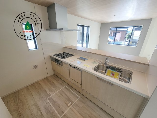 福岡市南区老司5丁目第5-1棟（1号棟）　のキッチン|ダイニングテーブルへの配膳がラクラク、お料理はかどるカウンター付きシステムキッチン！