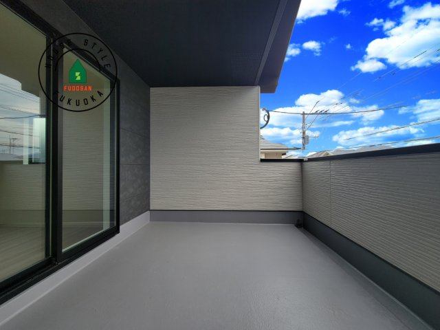 筑紫野市筑紫駅前通2丁目第1-1棟（1号棟）　のバルコニー|風をしっかりと感じられるバルコニーでは、毎日が洗濯日和です。広々としているので洗濯も楽しくなるでしょうし、気分転換にバルコニーからの眺めを楽しむのもいいでしょう。