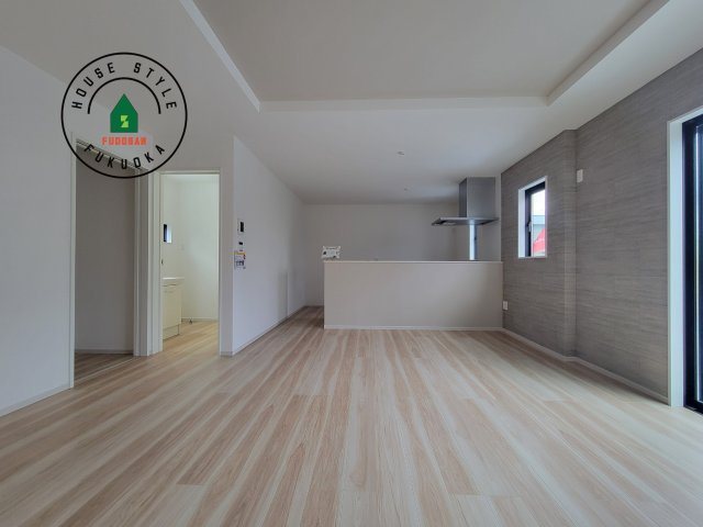 筑紫野市筑紫駅前通2丁目第1-1棟（1号棟）　の居間・リビング|キッチンからリビングをしっかり確認できます。家族の笑顔があふれる空間になりそうですね。