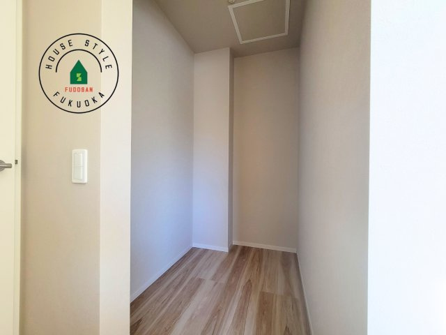 福岡市西区福重3丁目第4-2棟（1号棟）　の収納|洋服や大きな荷物が多い方や人数の多いご家族などは、一般的なクローゼットよりもウォークインクローゼットのほうが使い勝手が良いです。