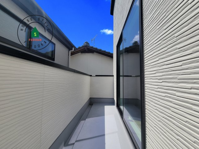 福岡市西区福重3丁目第4-2棟（1号棟）　のバルコニー|風をしっかりと感じられるバルコニーでは、毎日が洗濯日和です。広々としているので洗濯も楽しくなるでしょうし、気分転換にバルコニーからの眺めを楽しむのもいいでしょう。