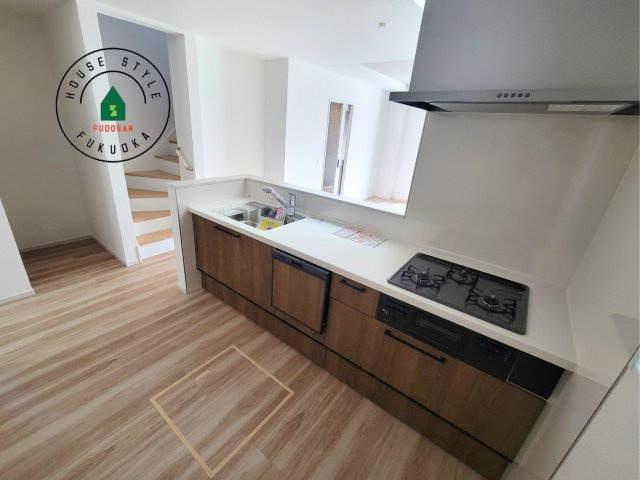 福岡市西区福重3丁目第4-2棟（1号棟）　のキッチン|ダイニングテーブルへの配膳がラクラク、お料理はかどるカウンター付きシステムキッチン！