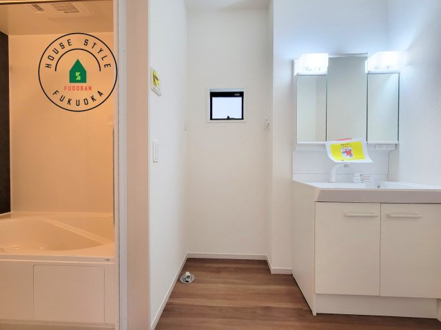 福岡市西区福重3丁目第4-2棟（2号棟）　の脱衣所|ゆとりの洗面スペースで朝の身支度もスムーズに。暮らしを快適に変えるシャワー付洗面台です！