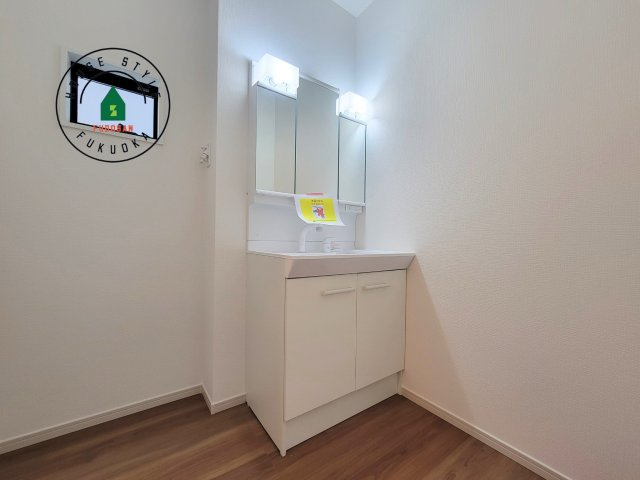 福岡市西区福重3丁目第4-2棟（2号棟）　の独立洗面台|毎日使うものだから清潔な空間を保ちたい水回り。洗面にはそんな願いを解消させてくれる収納アイデアが満載です。三面鏡の裏側にはキャビネットが現れ小物から背の高い物まで収納できます。