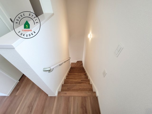 福岡市西区福重3丁目第4-2棟（2号棟）　の内装|＜手すり付階段＞手すりがないと階段の昇り降りで危険なことはもちろん、壁に手をつきながら歩くことで壁紙が汚れやすくなります。すべての方に快適に昇り降りしていただくため、手すりを設置しました。
