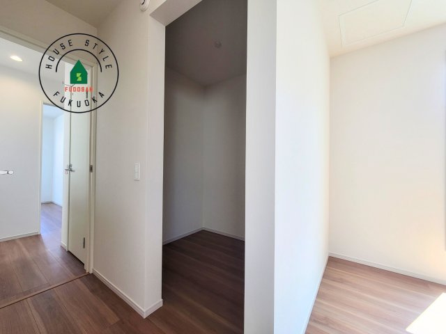 福岡市西区福重3丁目第4-2棟（2号棟）　の収納|洋服や大きな荷物が多い方や人数の多いご家族などは、一般的なクローゼットよりもウォークインクローゼットのほうが使い勝手が良いです。