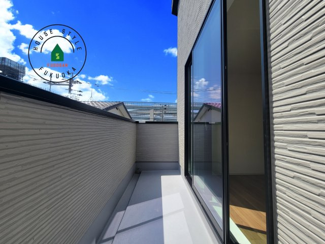 福岡市西区福重3丁目第4-2棟（2号棟）　のバルコニー|風をしっかりと感じられるバルコニーでは、毎日が洗濯日和です。広々としているので洗濯も楽しくなるでしょうし、気分転換にバルコニーからの眺めを楽しむのもいいでしょう。