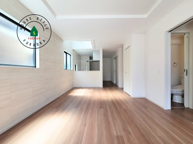 福岡市西区福重3丁目第4-2棟（2号棟）　の居間・リビング|キッチンからリビングをしっかり確認できます。家族の笑顔があふれる空間になりそうですね。