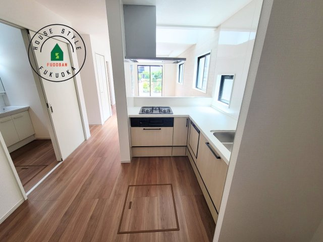 福岡市西区福重3丁目第4-2棟（2号棟）　のキッチン|ご家族を近くに感じられる対面キッチンのLDK。会話もはずみそうですね。