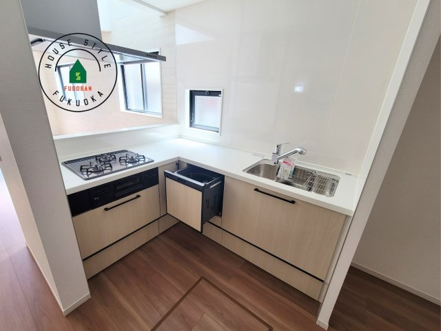 福岡市西区福重3丁目第4-2棟（2号棟）　のキッチン|ダイニングテーブルへの配膳がラクラク、お料理はかどるカウンター付きシステムキッチン！