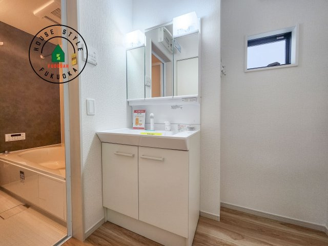 福岡市東区八田3丁目第3-2棟（1号棟）　の内観：施工例|毎日使うものだから清潔な空間を保ちたい水回り。洗面にはそんな願いを解消させてくれる収納アイデアが満載です。三面鏡の裏側にはキャビネットが現れ小物から背の高い物まで収納できます。