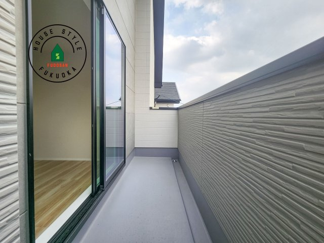 福岡市東区八田3丁目第3-2棟（1号棟）　の外観：施工例|風をしっかりと感じられるバルコニーでは、毎日が洗濯日和です。広々としているので洗濯も楽しくなるでしょうし、気分転換にバルコニーからの眺めを楽しむのもいいでしょう。