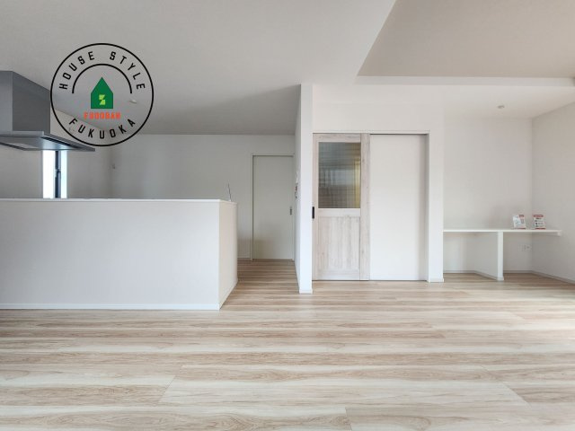 福岡市東区八田3丁目第3-2棟（1号棟）　の内観：施工例|キッチンからリビングをしっかり確認できます。家族の笑顔があふれる空間になりそうですね。※家具はCGを合成したものです。