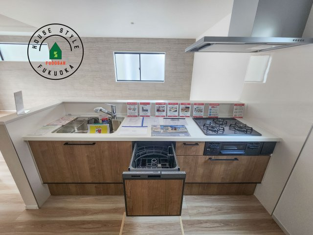 福岡市東区八田3丁目第3-2棟（1号棟）　の内観：施工例|ご家族を近くに感じられる対面キッチンのLDK。会話もはずみそうですね。