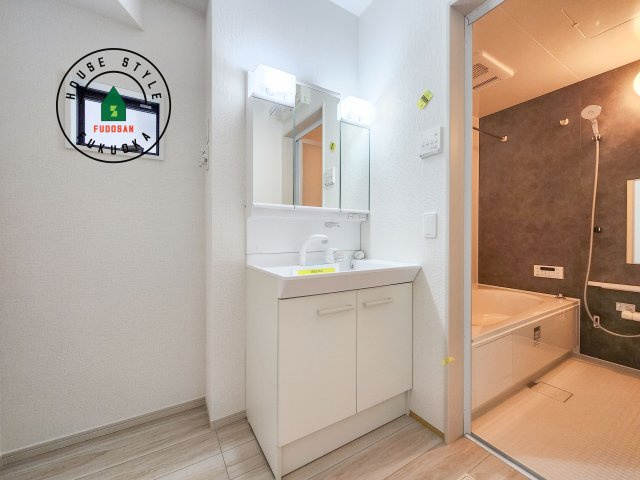 福岡市東区八田3丁目第3-2棟（2号棟）　の内観：施工例|毎日使うものだから清潔な空間を保ちたい水回り。洗面にはそんな願いを解消させてくれる収納アイデアが満載です。三面鏡の裏側にはキャビネットが現れ小物から背の高い物まで収納できます。