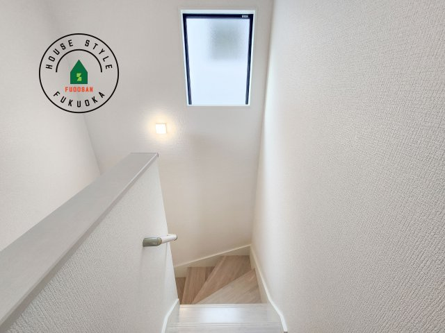 福岡市東区八田3丁目第3-2棟（2号棟）　の内観：施工例|＜手すり付階段＞手すりがないと階段の昇り降りで危険なことはもちろん、壁に手をつきながら歩くことで壁紙が汚れやすくなります。すべての方に快適に昇り降りしていただくため、手すりを設置しました。