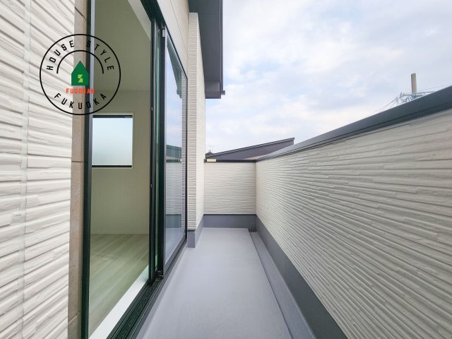 福岡市東区八田3丁目第3-2棟（2号棟）　の外観：施工例|風をしっかりと感じられるバルコニーでは、毎日が洗濯日和です。広々としているので洗濯も楽しくなるでしょうし、気分転換にバルコニーからの眺めを楽しむのもいいでしょう。