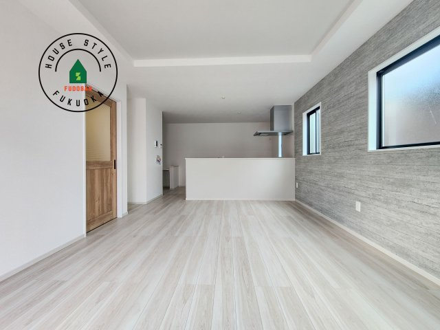 福岡市東区八田3丁目第3-2棟（2号棟）　の内観：施工例|キッチンからリビングをしっかり確認できます。家族の笑顔があふれる空間になりそうですね。※家具はCGを合成したものです。