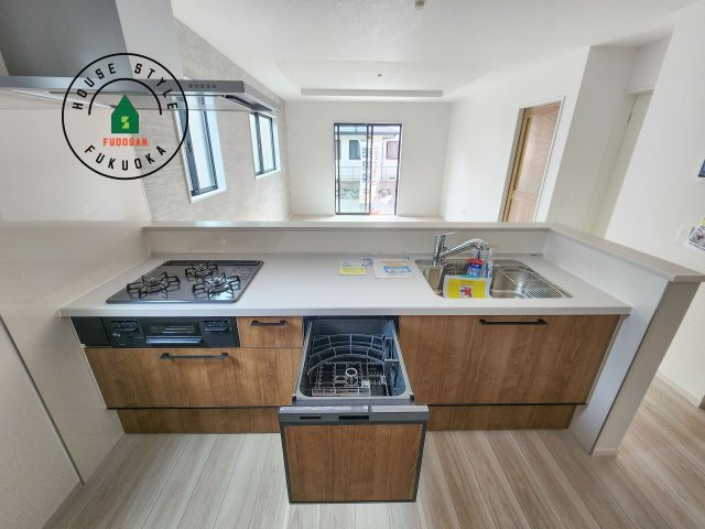 福岡市東区八田3丁目第3-2棟（2号棟）　の内観：施工例|ご家族を近くに感じられる対面キッチンのLDK。会話もはずみそうですね。