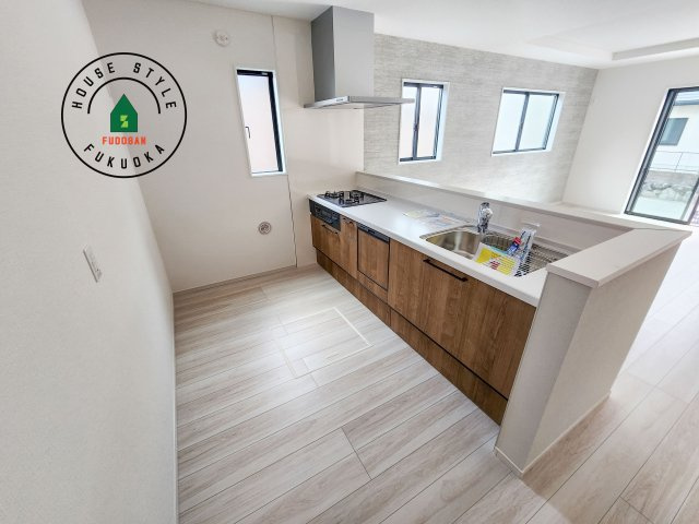 福岡市東区八田3丁目第3-2棟（2号棟）　の内観：施工例|ダイニングテーブルへの配膳がラクラク、お料理はかどるカウンター付きシステムキッチン！