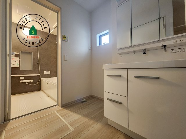 福岡市西区小戸3丁目第6-3棟（2号棟）　の脱衣所|ゆとりの洗面スペースで朝の身支度もスムーズに。暮らしを快適に変えるシャワー付洗面台です！